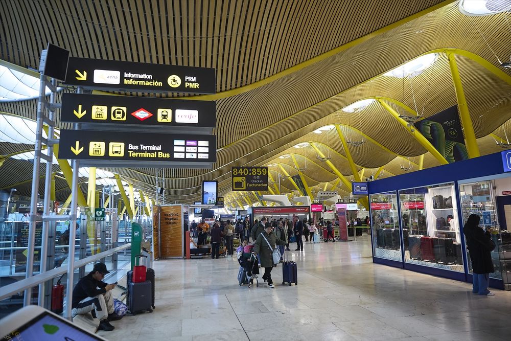 Viajeros en la Terminal T4 del Aeropuerto Adolfo Suárez Madrid-Barajas.
