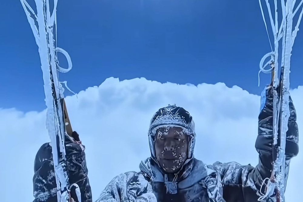 Las autoridades chinas abrieron una investigación después de que un parapentista fuese arrastrado por una nube y alcanzase una altitud de más de 8.500 metros.