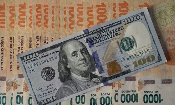Dólares y pesos argentinos