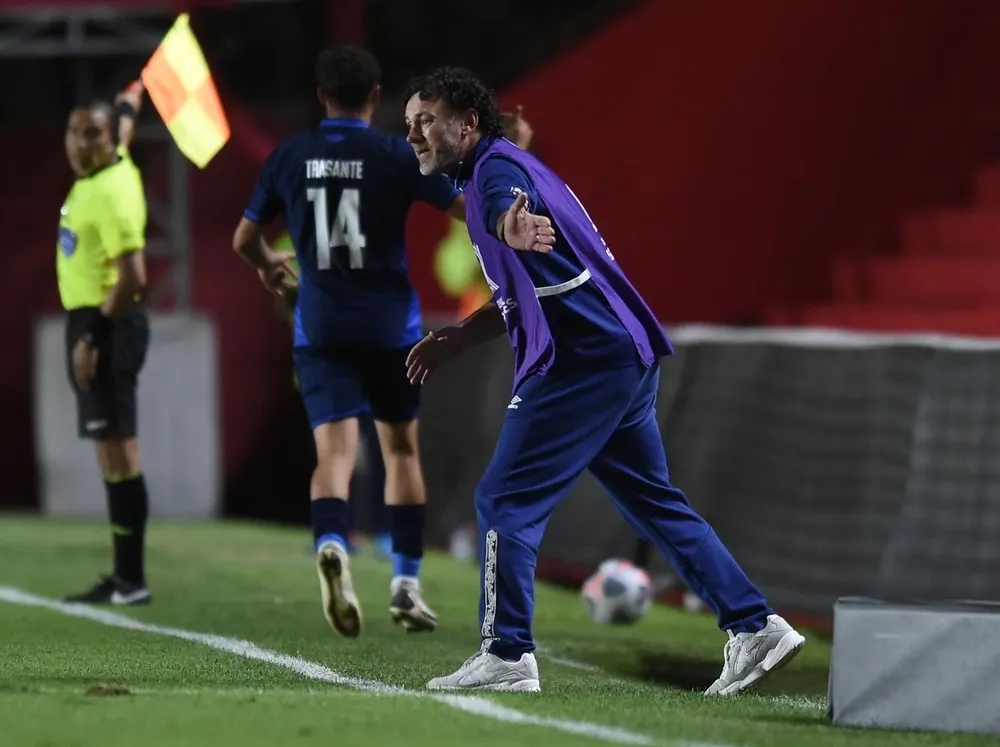 Gabriel Milito ganó el duelo de los estrategas