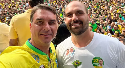 Flávio y Eduardo Bolsonaro durante la campaña de 2022