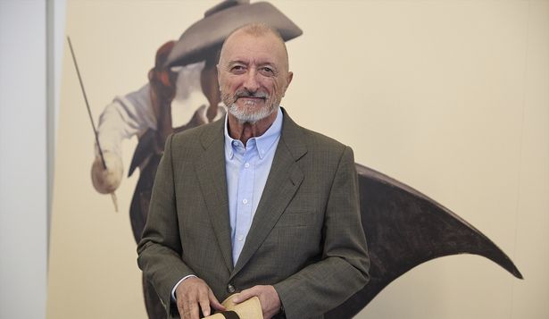 Arturo Pérez-Reverte presenta su nueva entrega del Capitán Alatriste, Misión en París