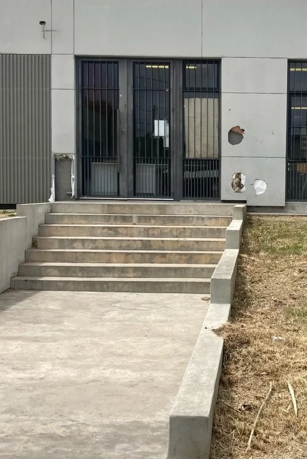 El Liceo 67 de Piedras Blancas fue inaugurado en 2019 y su fachada luce roturas