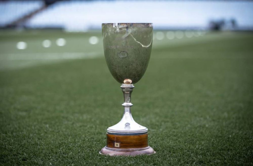 la Copa Pedro Mirassou con la que la selección de Uruguay dio la vuelta olímpica en el Mundial de 1930, ya que no le entregaron la Copa Jules Rimet; aquí aparece nuevamente en el césped del Estadio Centenario, 94 años después