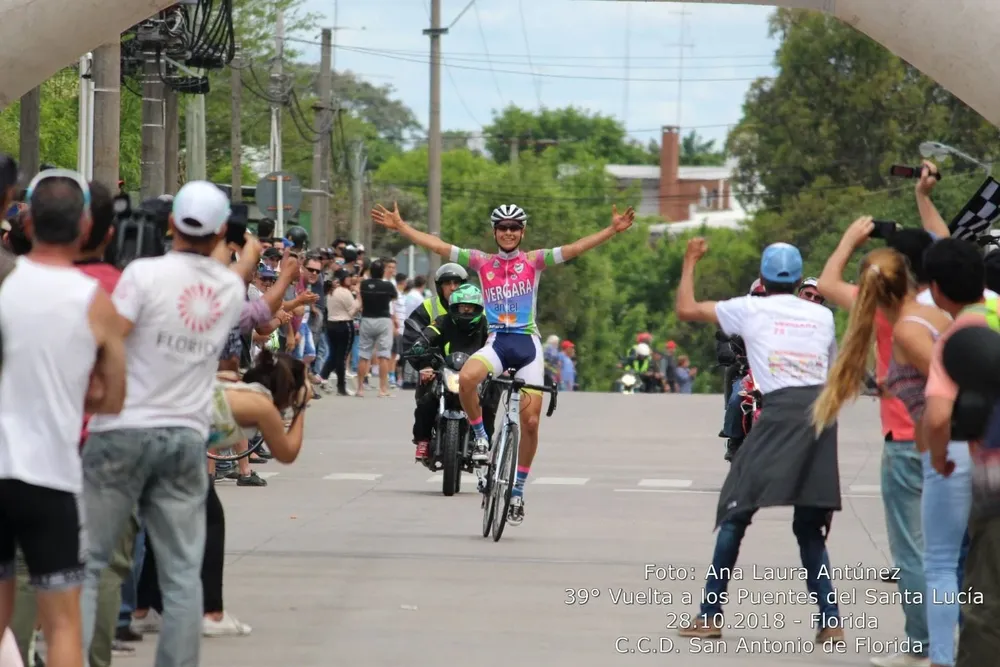 La llegada de Eric Fagundez en la Vuelta de los Puentes