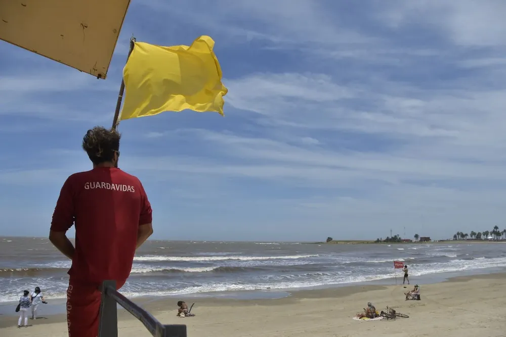 Un guardavida observa una playa de Montevideo