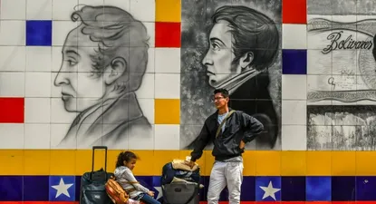 Ciudadanos venezolanos esperan cruzar el puente internacional Simón Bolívar hacia Colombia