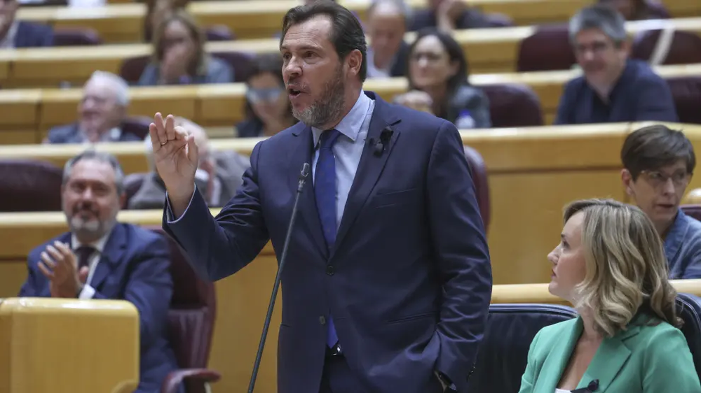 El ministro de Transportes y Movilidad Urbana, Óscar Puente, en el Senado.