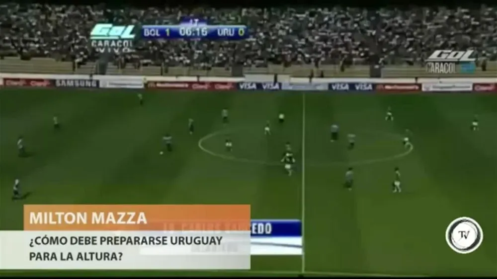 ¿Es justo jugar partidos de Eliminatorias en la altura de La Paz, de 3.600 metros? En entrevista en El Observador TV, el deportologo Milton Mazza, profesor de la cátedra de Medicina en el Deporte de la Facultad de Medicina, dijo que no se debería jugar en la altura y que lo lógico sería bajar al llano para equiparar las fuerzas.El jueves de tarde Uruguay enfrentará a Bolivia en La Paz. Allí, dijo Mazza, hay un ambiente adverso para la práctica de deportes como el fútbol, por lo cual no es conveniente jugar en la altura y significa una ventaja deportiva para las selecciones ya aclimatadas.El deportólogo dijo que hasta 2.000 metros es una altura moderada. La presión atmosférica por encima de los 2.500 metros, y ni que hablar a los 3.600 metros de La Paz, es inferior. Por eso la posibilidad de ingreso de oxígeno a nuestros tejidos se ve dificultada. Y el oxígeno es fundamental para que se produzca la energía a nivel muscular y encefálico, afirmó Mazza. En el desempeño físico el oxígeno es extremedamente importante y más en el fútbol, que se basa en la capacidad aeróbica del jugador. De todos modos, el efecto pisicológico de la altura también existe, indicó.
