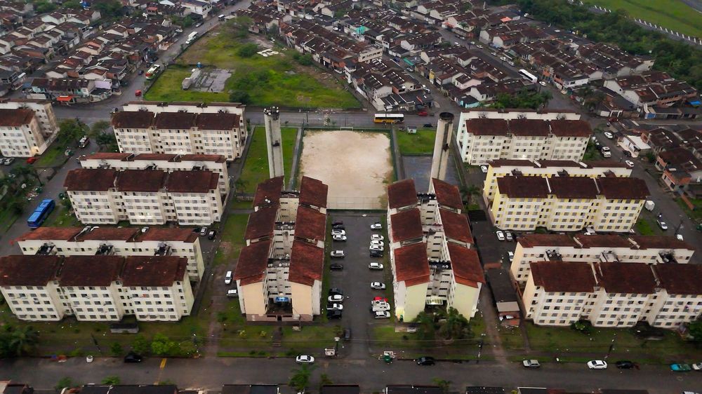 La escuela está ubicada en un barrio creado para reasentar a familias que vivían en zonas de riesgo de la Serra do Mar.