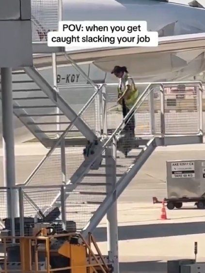 La funcionaria que tiró las valijas en el aeropuerto