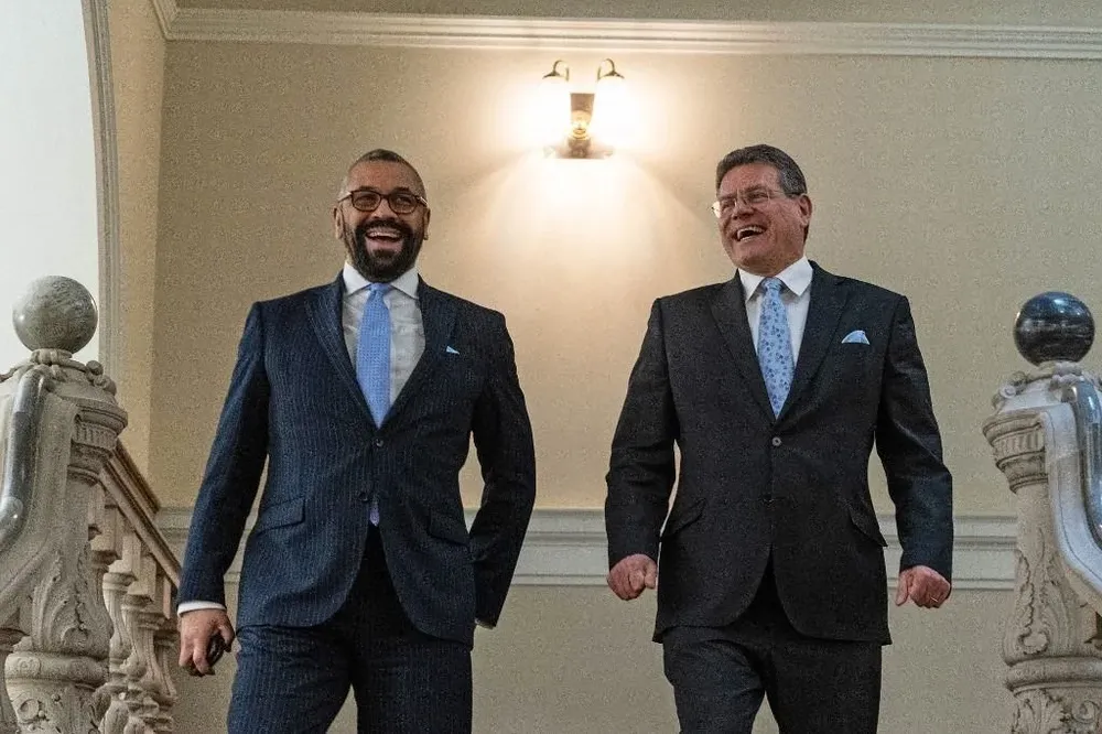 El negociador por la UE Maros Sefcovic y el secretario de Asuntos Exteriores británico James Cleverly luego del acuerdo firmado en Londres