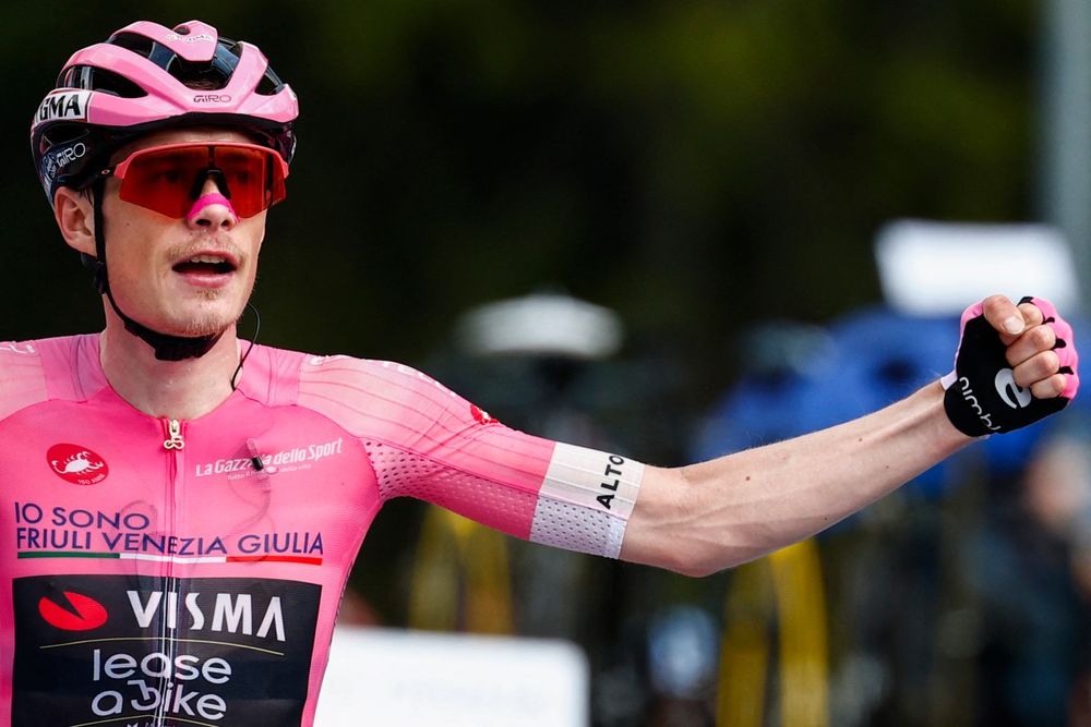 El festejo de Jonas Vingegaard al ganar la etapa 16 del Giro de Italia 2026