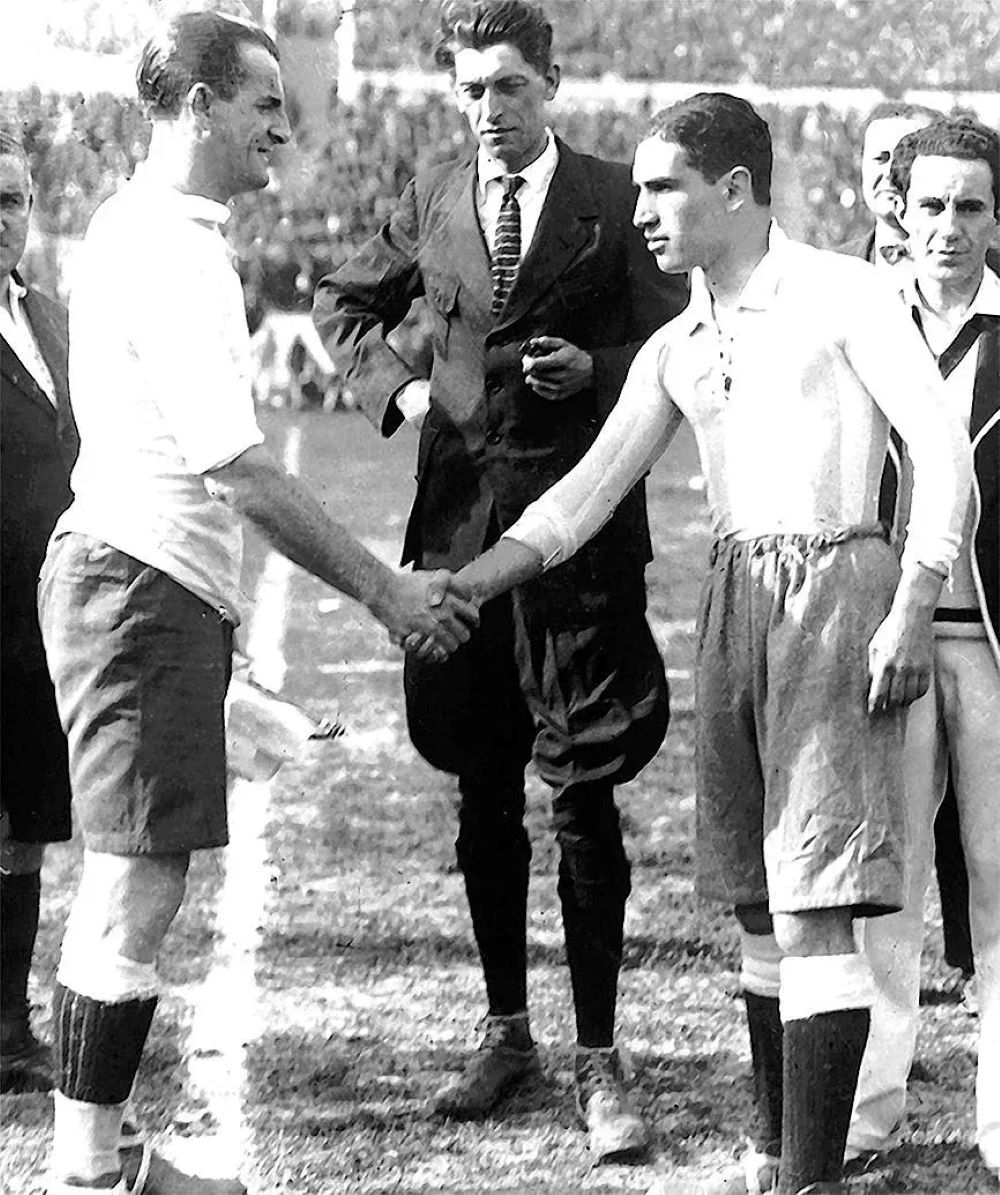 El saludo entre los capitantes de Uruguay y Argentina en la final de la Copa del Mundo de 1930: Jos&eacute; Nasazzi, Manuel "Nolo" Ferreira y entre ambos, el &aacute;rbitro belga Jan Langenus
