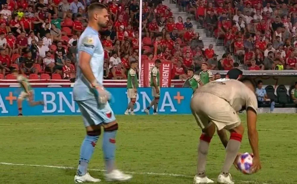 El penal insólito de Paolo Goltz de Colón que tomó la pelota con la mano