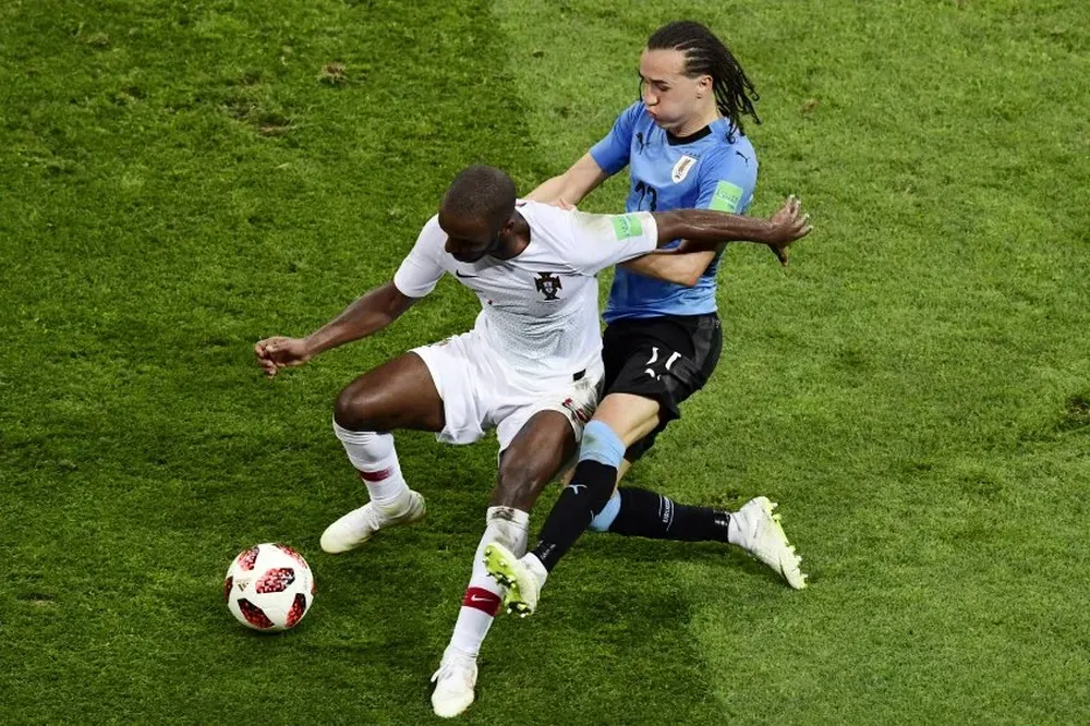 Diego Laxalt en la marca de Ricardo Pereira