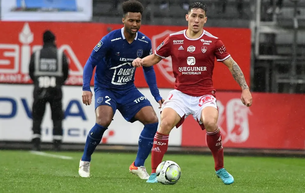 Satriano marcado por Erik Palmer-Brown