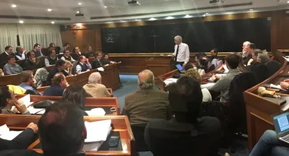 La discusión se hizo en un salón colmado del IEEM, la escuela de negocios de la Universidad de Montevideo