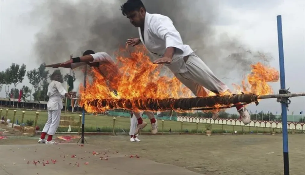 India. Nuevos reclutas de la Policía de Reserva desfilan en Humhama