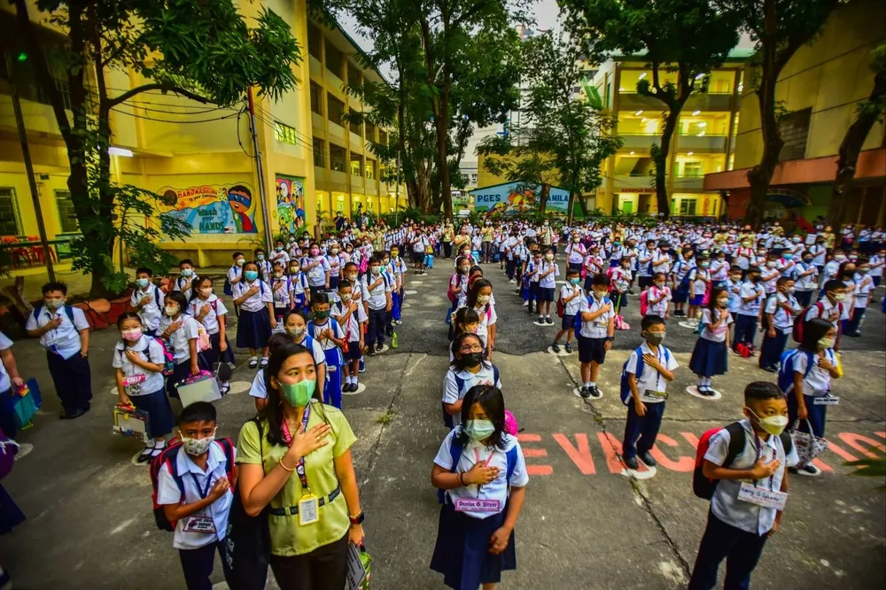 Grupo de alumnos de Filipinas en su primer día de clases presenciales desde el comienzo de la pandemia de coronavirus