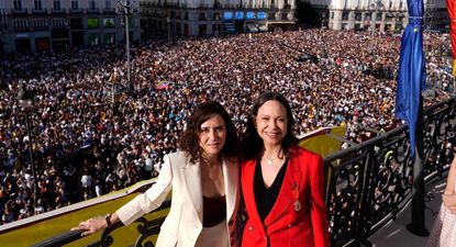 María Corina Machado e Isabel Díaz Ayuso, ante una multitud de venezolanos en Puerta del Sol, en Madrid.&nbsp;