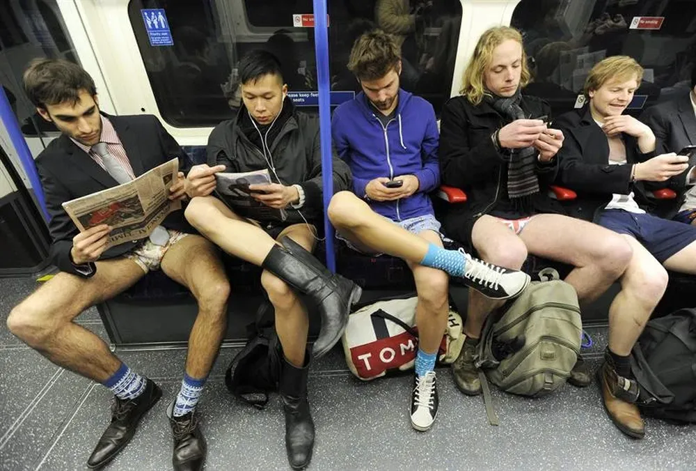 Reino Unido- Un flashmob organizado en el metro de Londres llamado Día sin pantalones