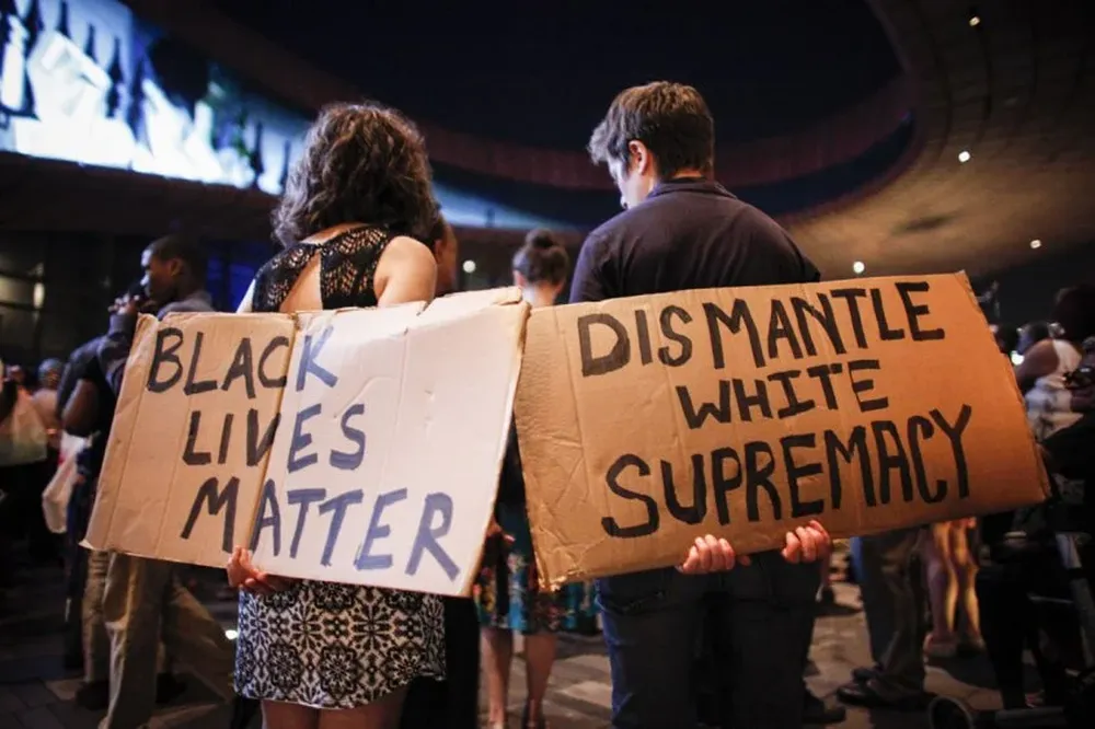 El término woke se remonta décadas atrás en los Estados Unidos, pero volvió a tomar relevancia junto al movimiento Black Lives Matter