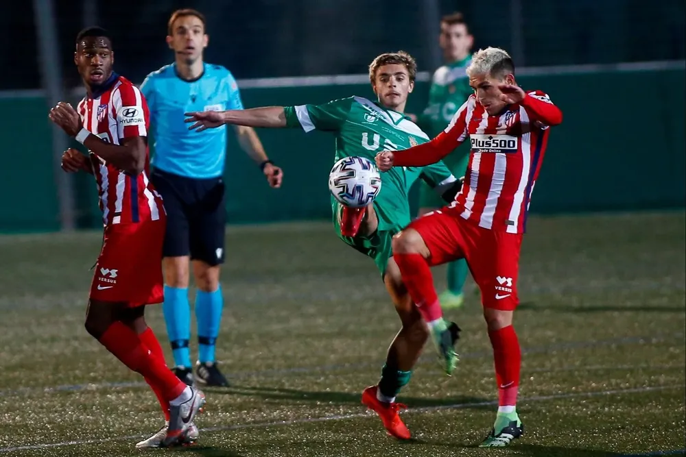 Lucas Torreira viajó desde Madrid a Uruguay