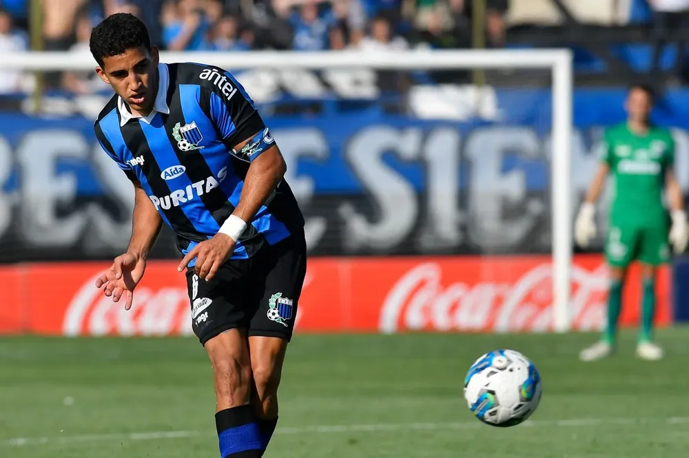 Federico Pereira, un defensor de buen pie