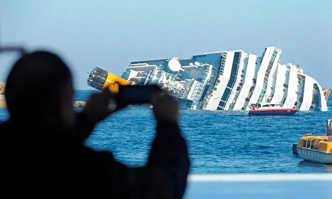 El crucero Costa Concordia se hunde en las costas italianas