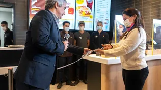Corte de cinta inaugural del nuevo local