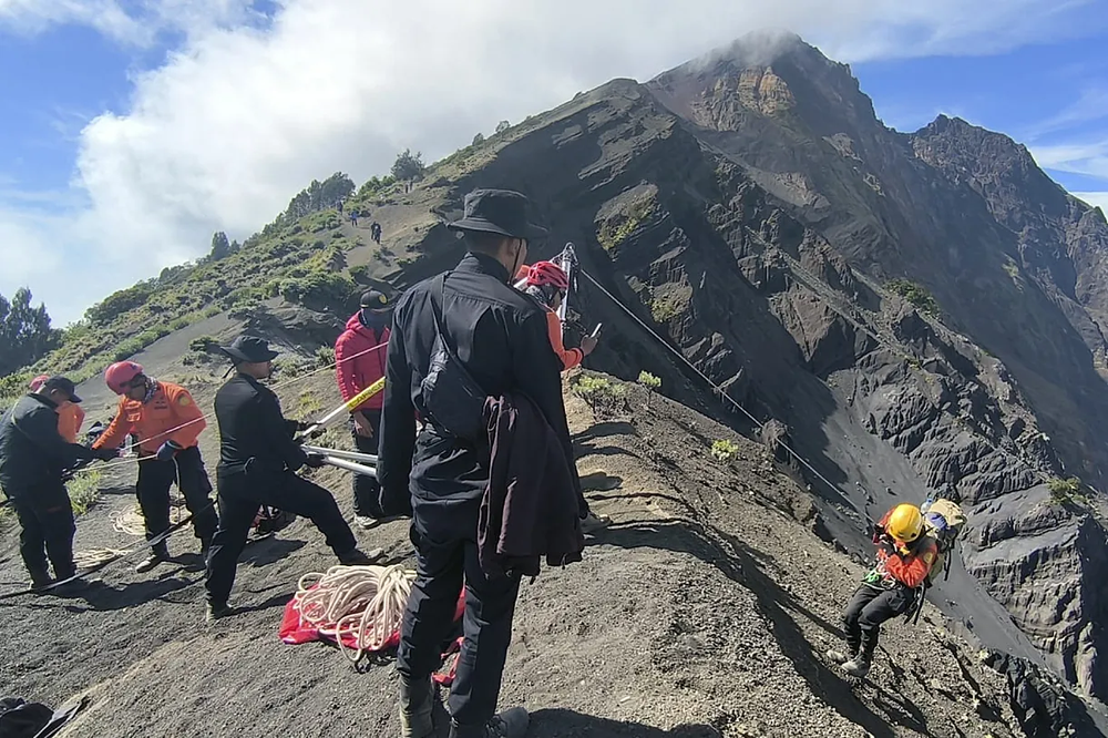 La operativo de rescate de una turista brasileña que se cayó mientras hacía senderismo. EFE  