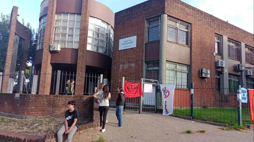 ADES ocupó el Liceo 41 como parte del paro en Secundaria este lunes