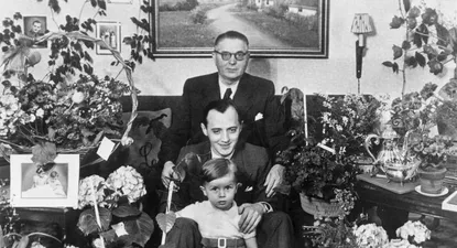 Ole Kirk Kristiansen junto a su hijo Godtfred y su nieto Kjeld.