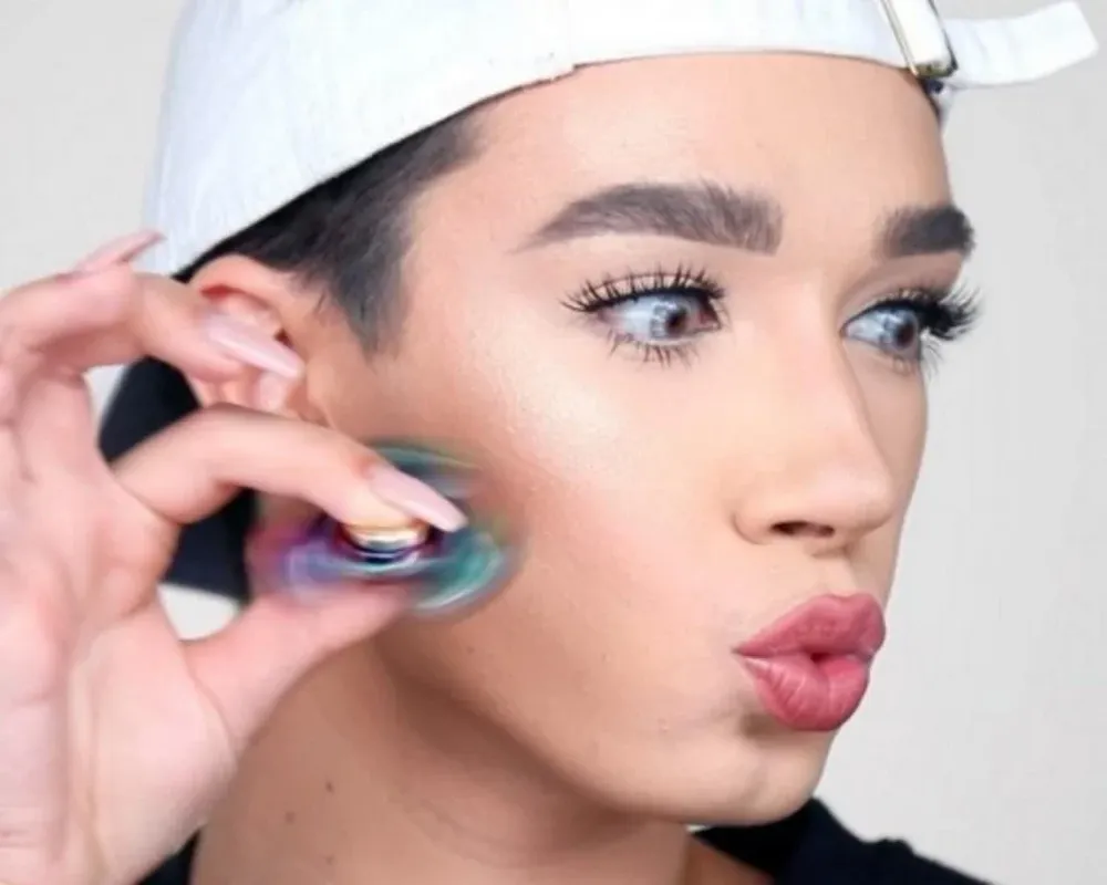 James Charles utilizando un fidget spinnner