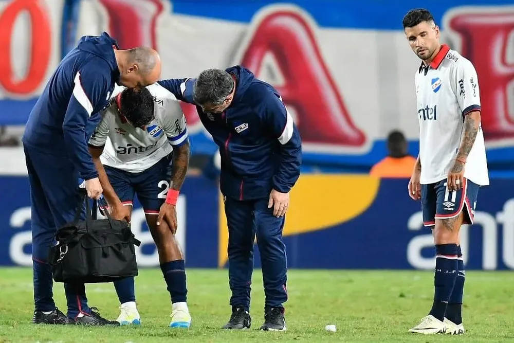 Diego Polenta en el momento de la lesión es atendido por la sanidad de Nacional