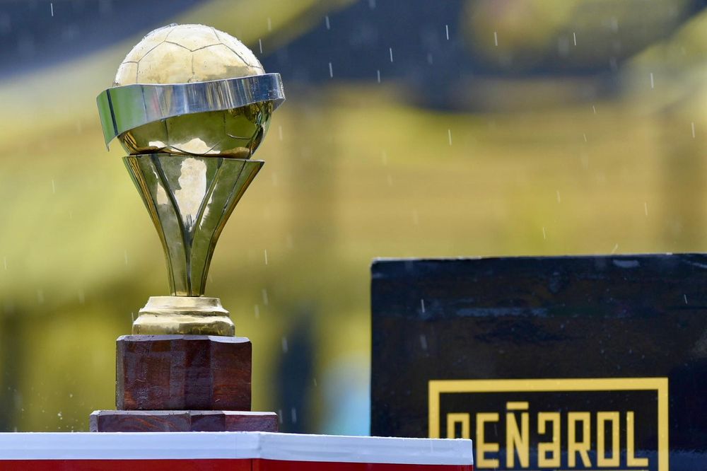 La copa de la Liga AUF Uruguaya 2024 en el Campeón del Siglo
