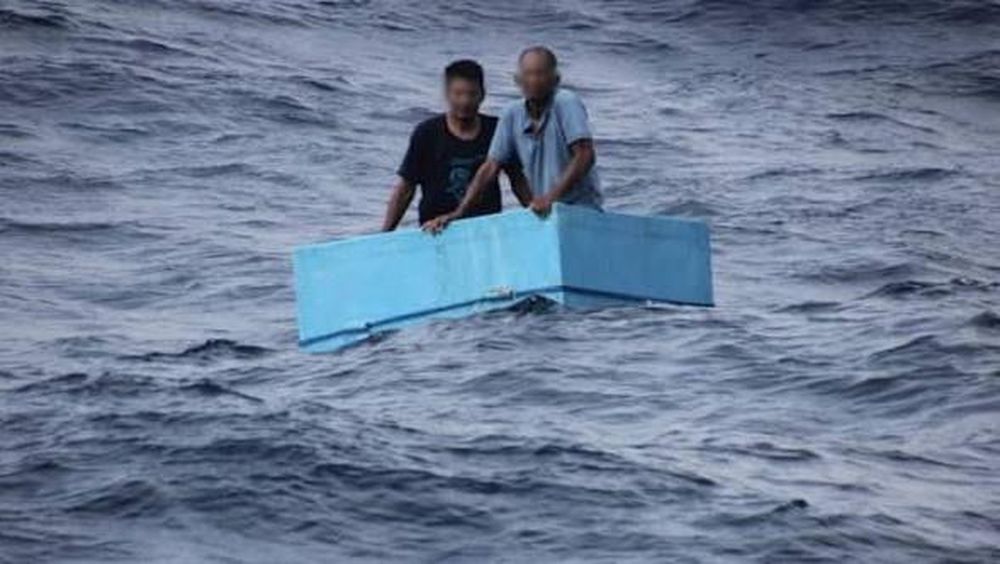 Las imágenes divulgadas por las autoridades dan cuenta del tanmaño de su embarcación en la vastedad del mar Pacífico.