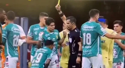 Fernando Hernández le pegó un rodillazo a un jugador de León en el partido ante América de México
