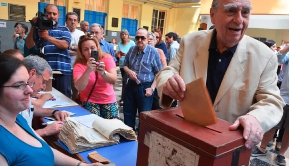 Julio María Sanguinetti en el momento de emitir su voto.