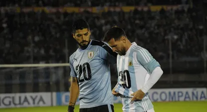 Luis Suárez junto a Lionel Messi, Uruguay y Argentina