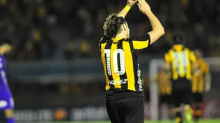 La tribuna coreó el nombre de Forlán