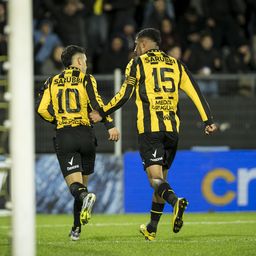 Leonardo Fernández y Maximiliano Olivera de Peñarol, celebran ante Juventud por el Torneo Clausura Leonardo Fernández y Maximiliano Olivera de Peñarol, celebran ante Juventud por el Torneo Clausura