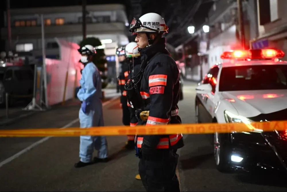 Bomberos y fuerzas de seguridad rodean la oficina de correos donde un hombre armado retiene una decena de empleados.