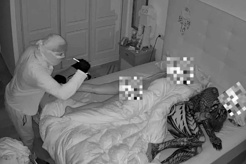 El ladrón observando con una linterna el cuerpo de una de las víctimas.