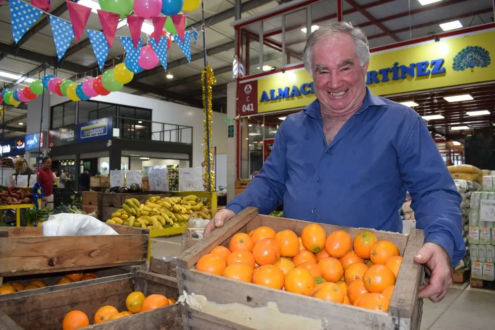 El comerciante, en el puesto que tiene delante de su comercio, en la UAM.