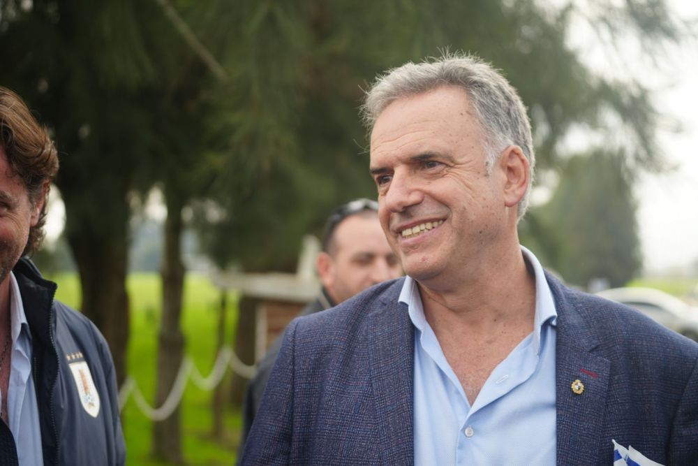 El presidente Orsi le entregó el Pabellón Nacional a la selección uruguaya