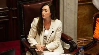 Victoria Villarruel, vicepresidenta de la Nación y titular del Senado, espera por la posiblidad del llamado a sesiones extraordinarias.&nbsp;