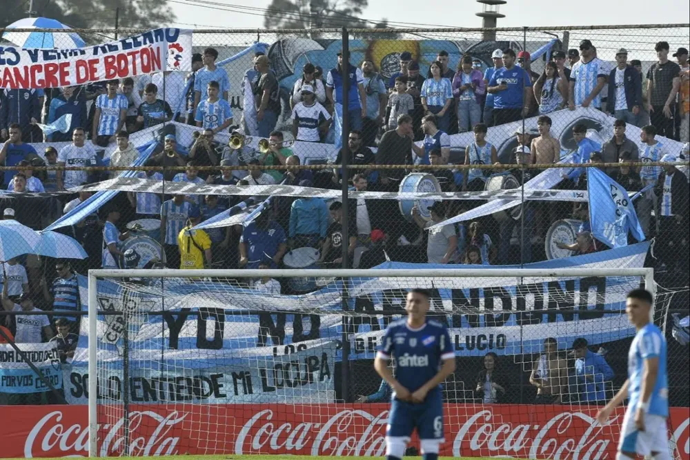 Hinchas de Cerro en el partido contra Nacional por el Intermedio