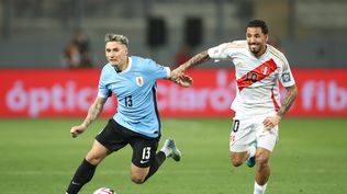 Sergio Peña de Perú ante Guillermo Varela de Uruguay